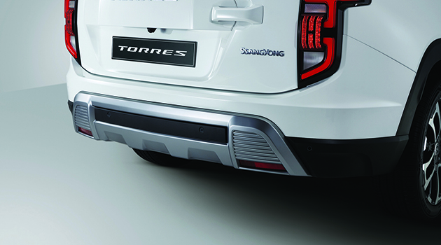 UN SUV CON DETALLES POR DONDE MIRES