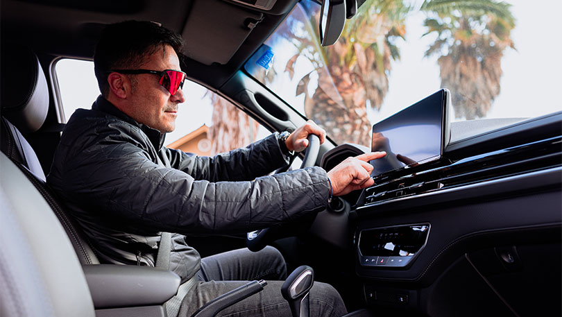 Usuario utilizando la pantalla táctica con múltiples funciones